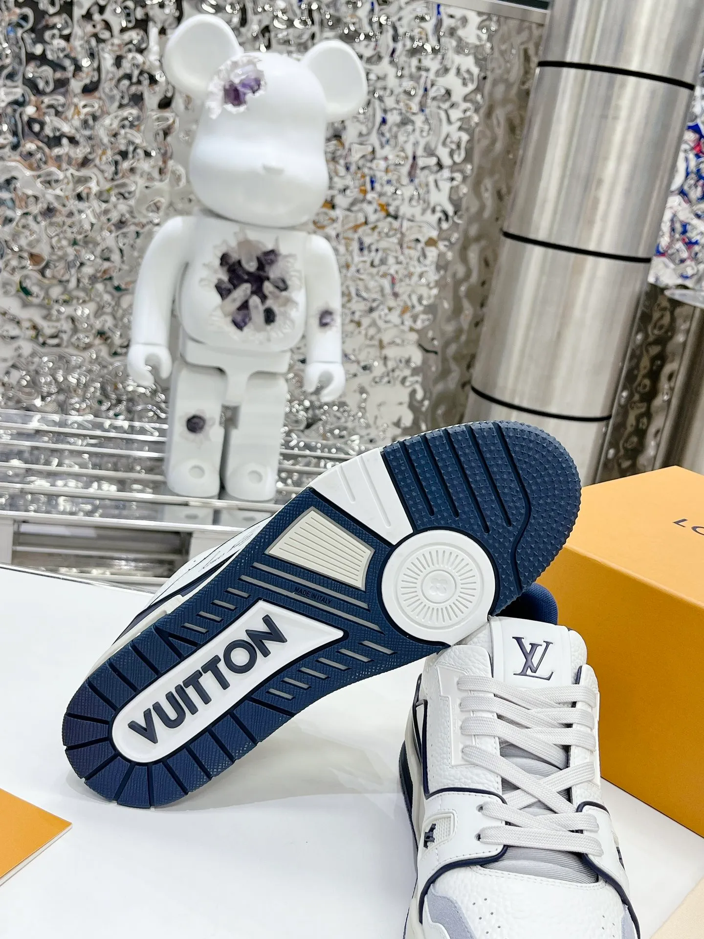 👟👟Ex-factory price 840👟👟 LV top version 2023 new model. Purchasing quality LV~Louis Vuitton Lv TRAINER's best-looking sneakers, Donkey Brand strongly recommends new products, official website limited edition retro basketball sneakers! Both high-cut and low-cut products cost money to purchase an accurate 1:1 replica of the original version. The details are invincible and full of sincerity. The imported and customized original cowhide leather is the same as the original version. The details are 100% restored. The private model customizes the original one-piece T👟👟 ex-factory price U outsole. It is different from other brands. Without the original version, this effect cannot be achieved!    Men's and women's models 35-40 39-45 (45 and 46 are customized and cannot be returned or exchanged)